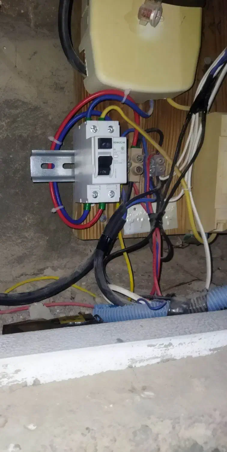 برقکاری ساختمان ، سیم کشی وعیب یابی|خدمات پیشه و مهارت|بندرعباس, |دیوار