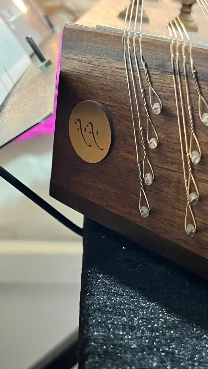 سنتور به همراه میز|سازهای سنتی|بندر امام خمینی, |دیوار