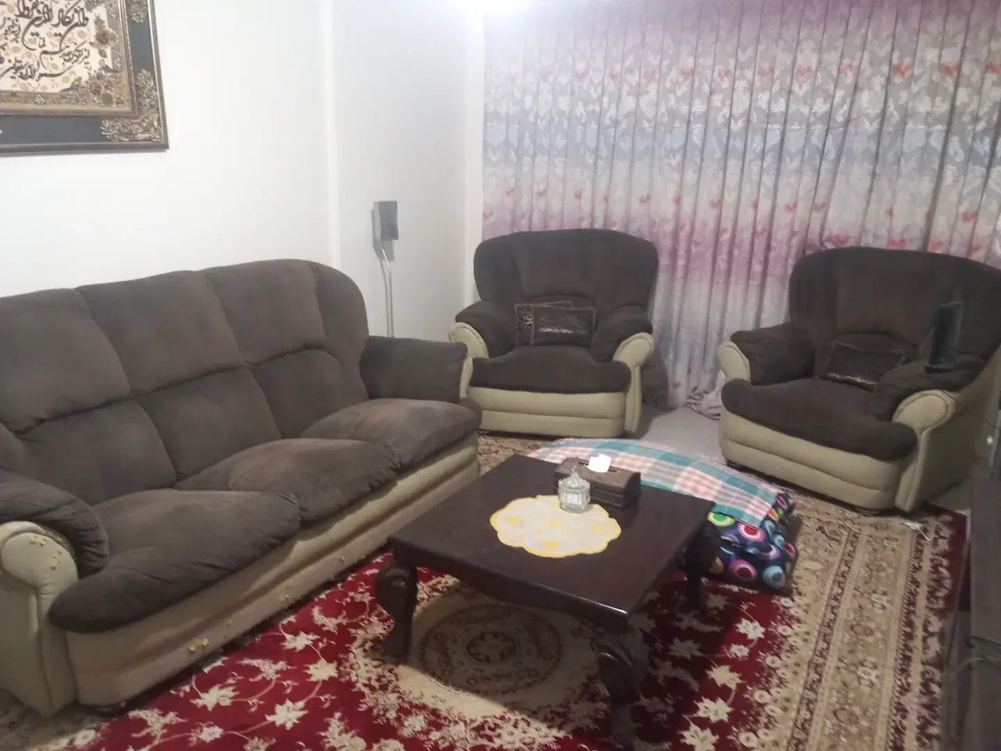 مبل ۵ نفره .کاناپه ۳نفره و۲ عدد تکی|مبلمان خانگی و میز عسلی|پرند, فاز ۶|دیوار