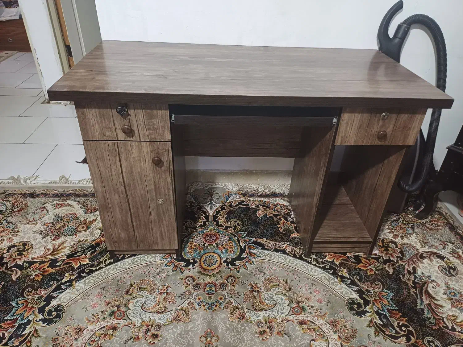 میز تحریر و کامپیوتر|میز تحریر و کامپیوتر|بومهن, |دیوار