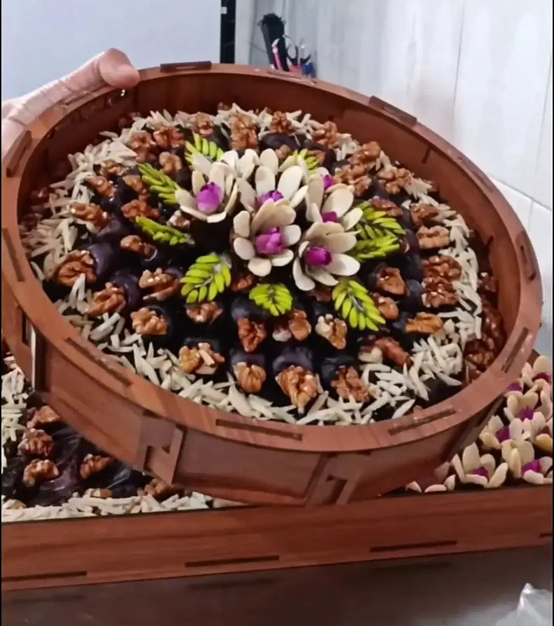 خرما گردویی|خوردنی و آشامیدنی|شاهینشهر, فردوسی|دیوار