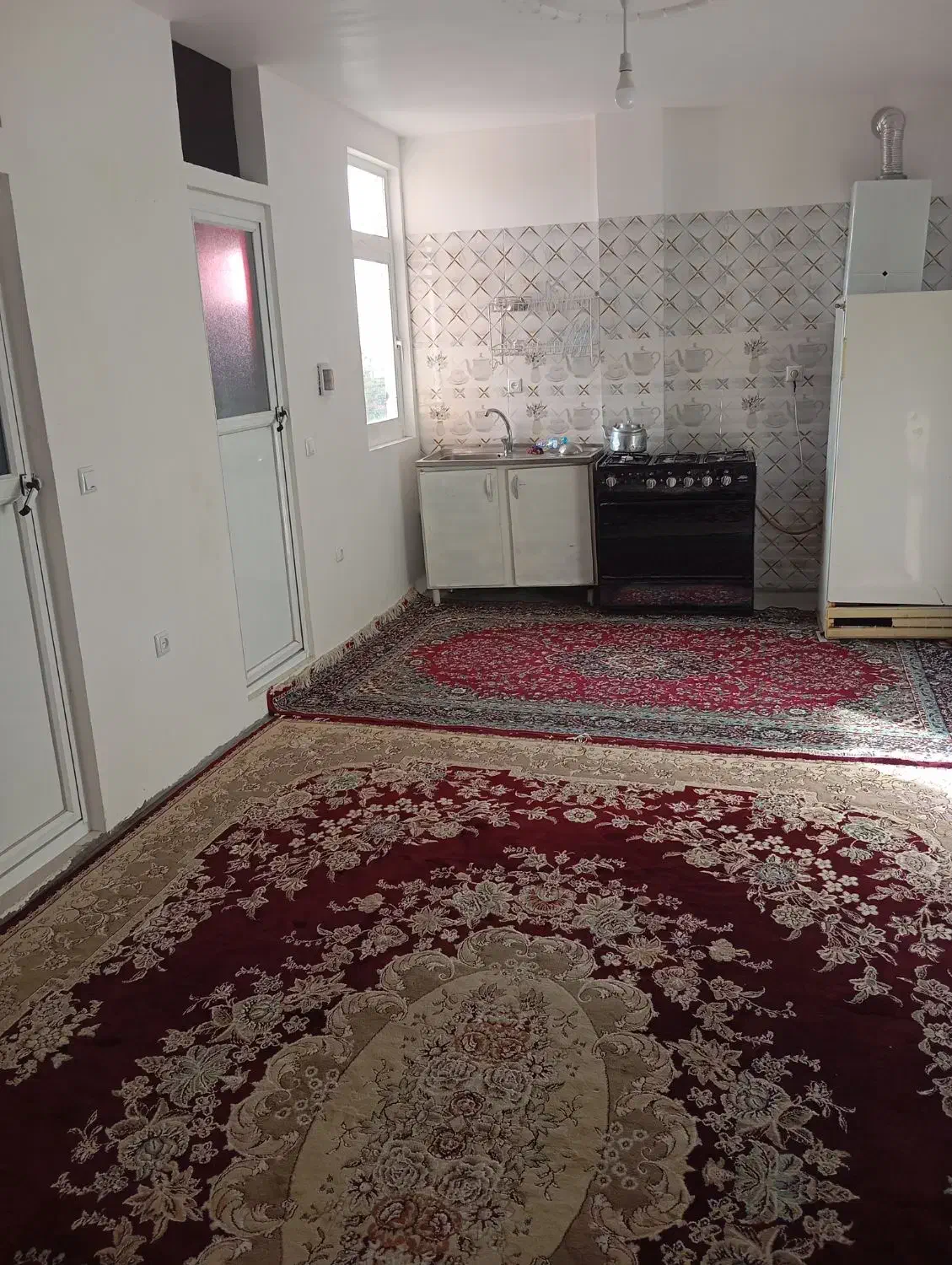 سوییت آپارتمانی سوییت هم کف .اتاق نزدیک جاده اسیای|اجارهٔ کوتاه‌مدت آپارتمان و سوئیت|آشخانه, |دیوار