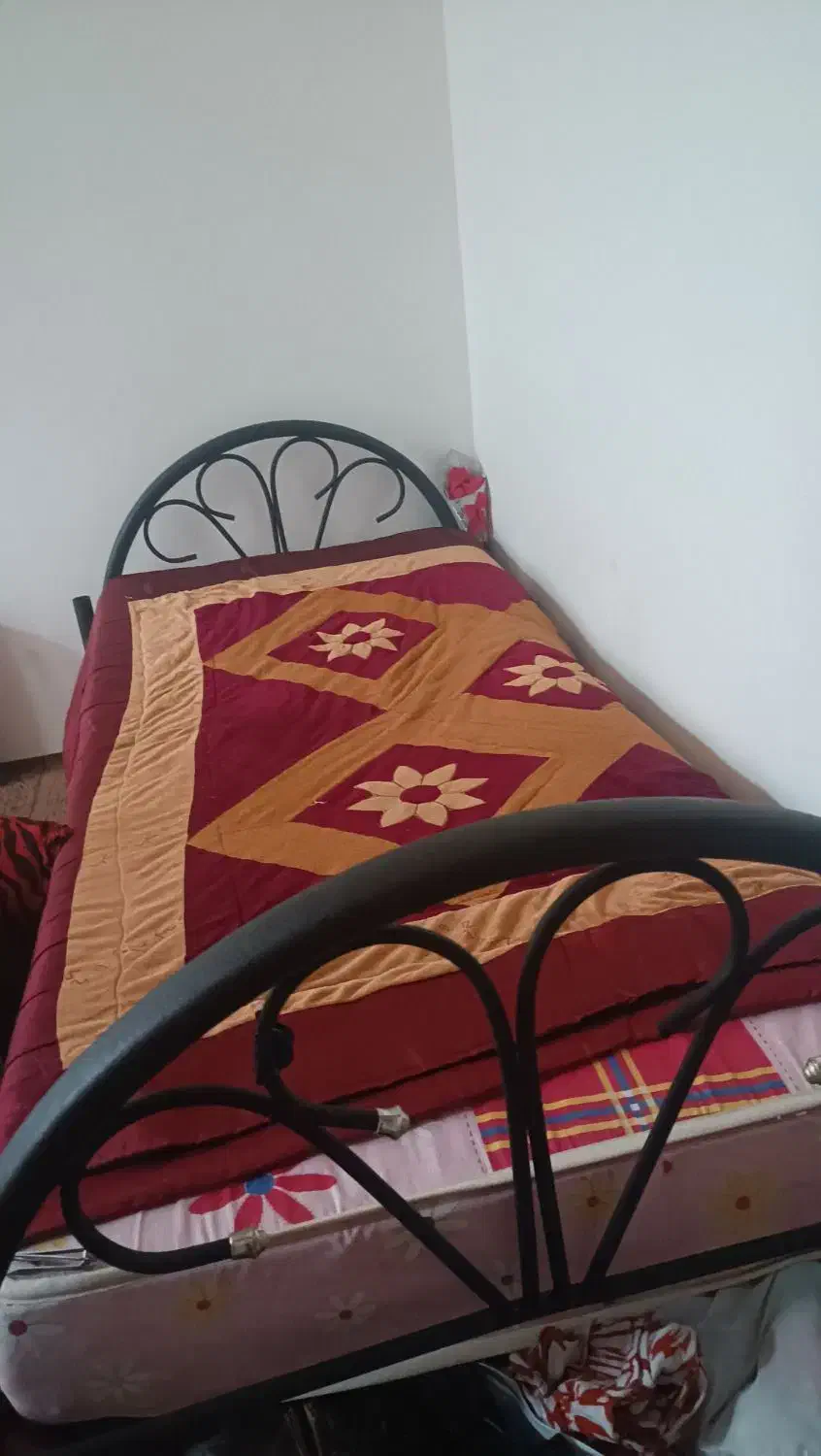 تخت ی نفره آهنی در حد نو با تشک طبی|تشک تختخواب|فاضل آباد, |دیوار