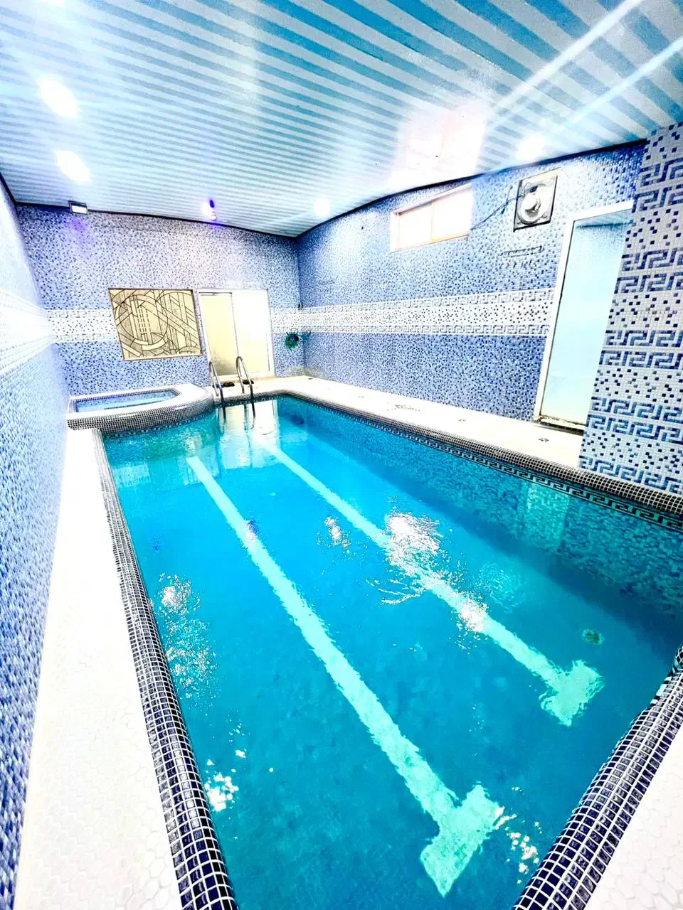 اجاره روزانه/هفتگی ویلای استخردار ساحلی سرخرود|اجارهٔ کوتاهمدت ویلا و باغ|سرخرود, |دیوار