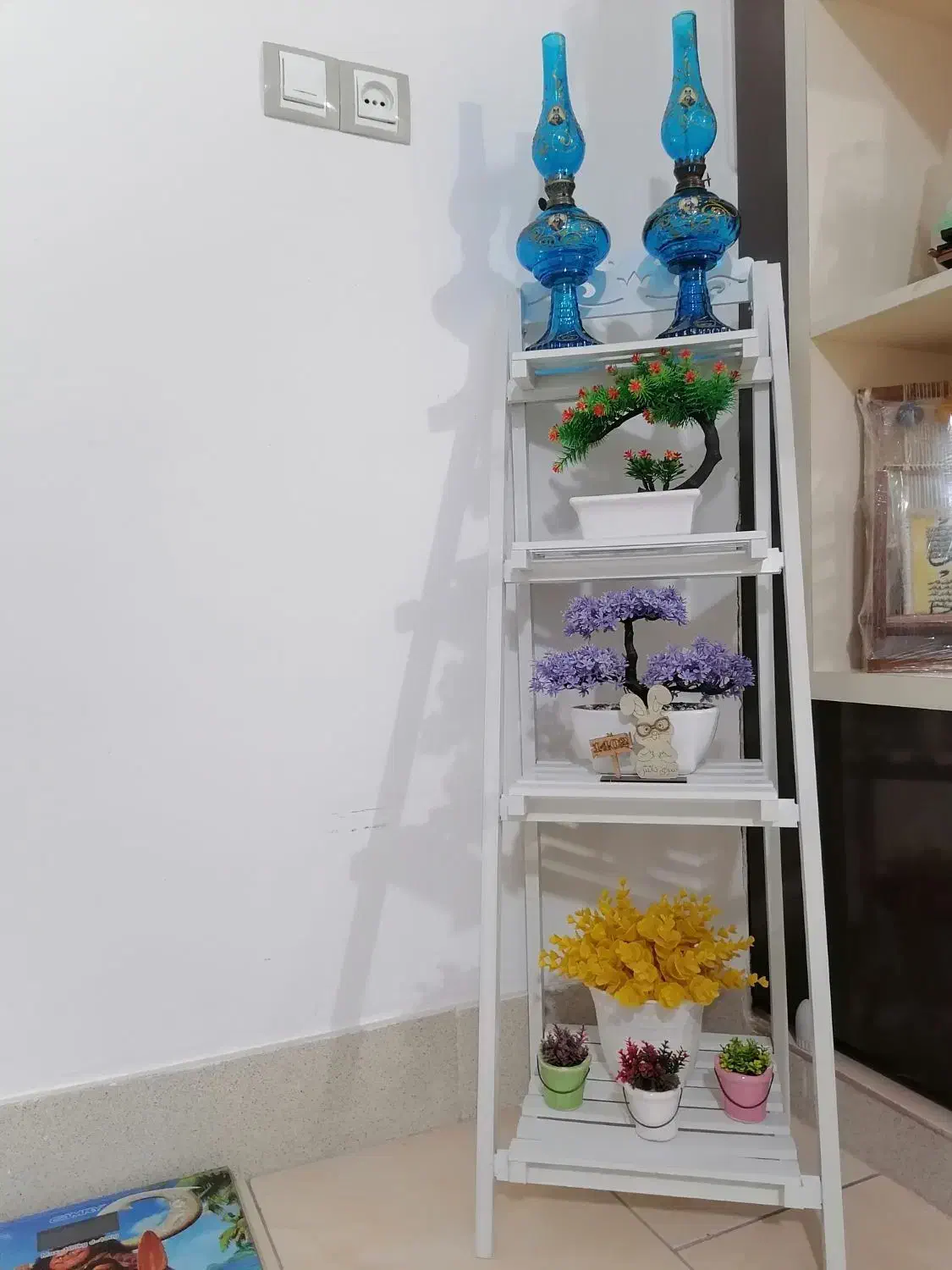 پایه گلدان با گل مصنوعی و چراغ نفتی|صنایع دستی و سایر لوازم تزئینی|کاشان, گبرها|دیوار