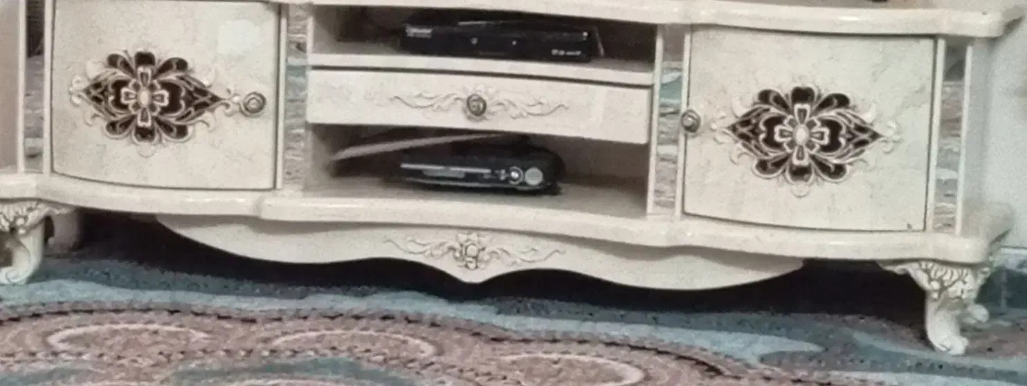 میز  تلویزیون و یک فر برقی|میز تلویزیون|ایرانشهر, |دیوار