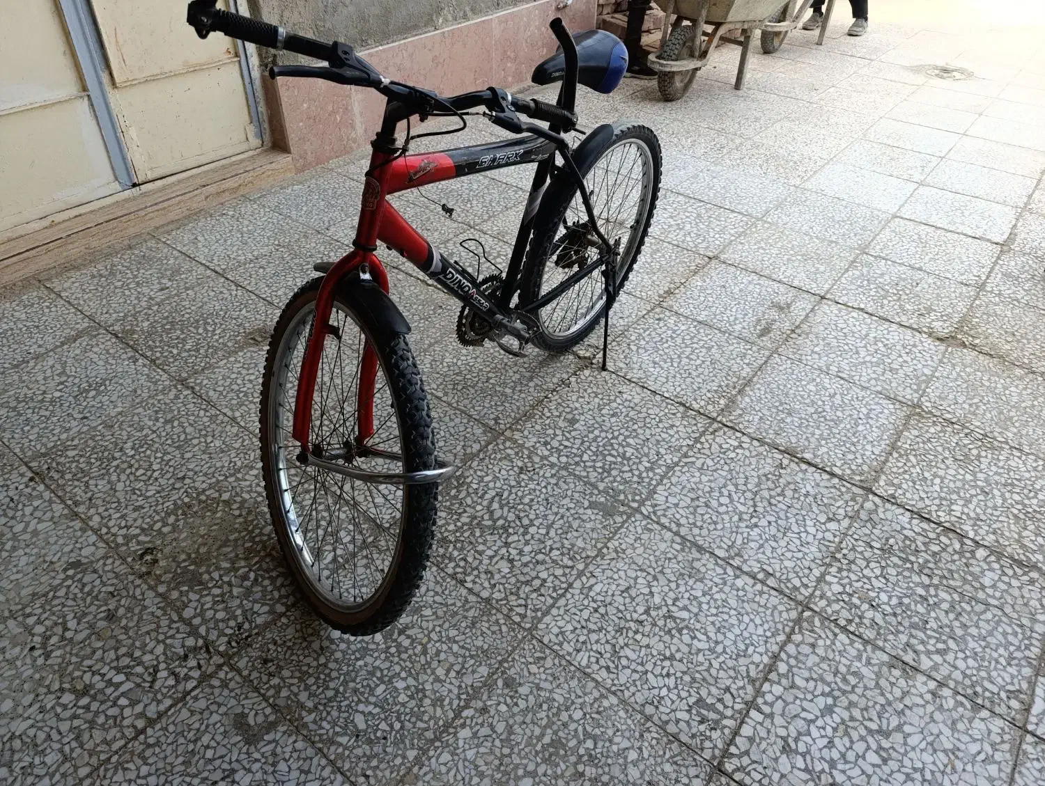 دوچرخه|دوچرخه، اسکیت، اسکوتر|نیمروز, |دیوار