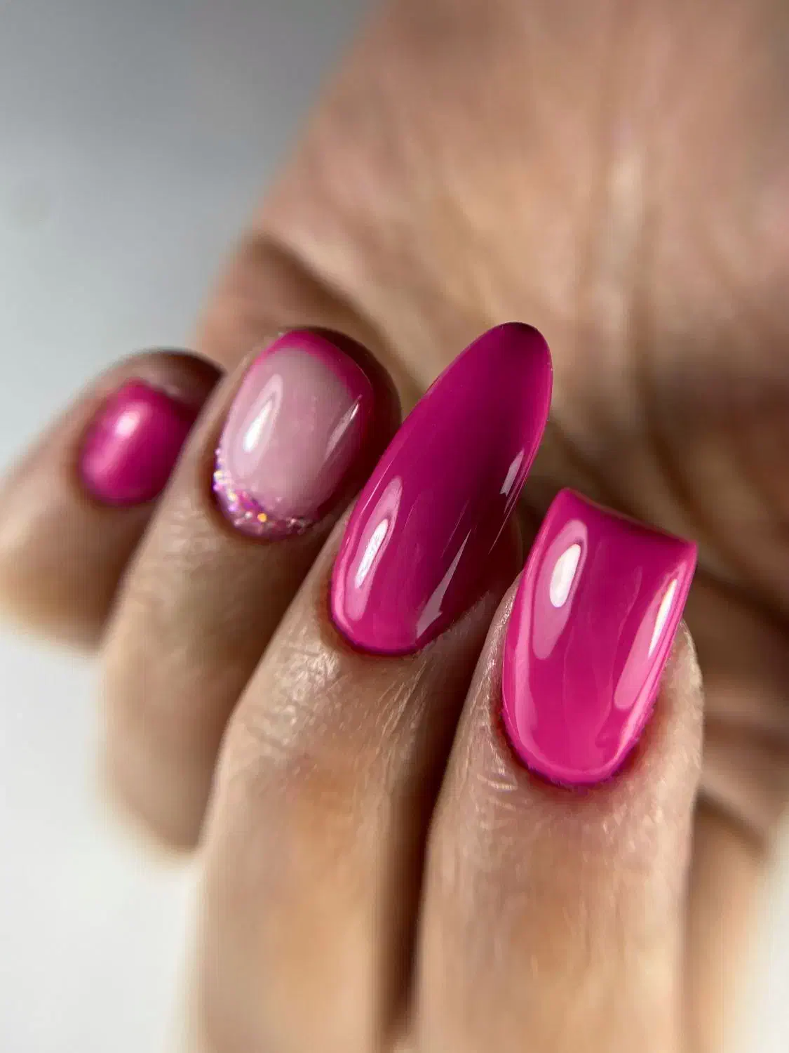 کاشت وترمیم ناخن|خدمات آرایشگری و زیبایی|رشت, معلم|دیوار