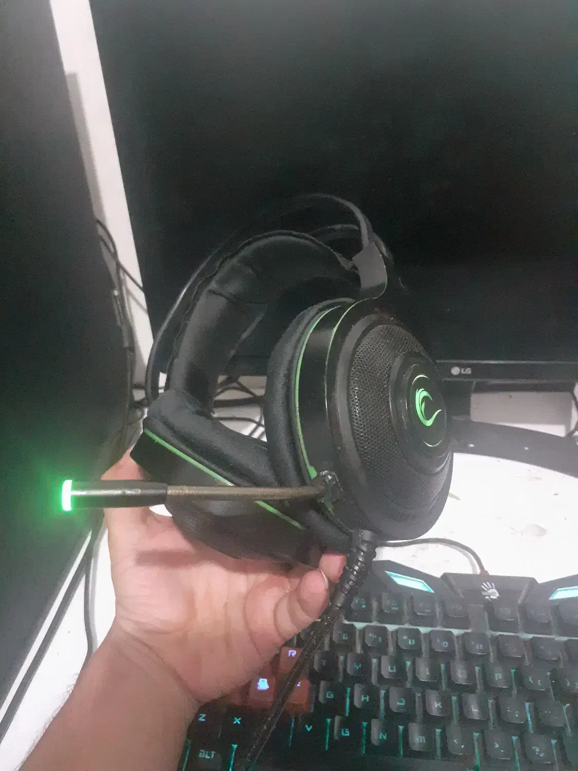 یک عدد کیبورد مارک bloody ویک هدفون مارک ریزور|قطعات و لوازم جانبی رایانه|قم, منبع آب|دیوار