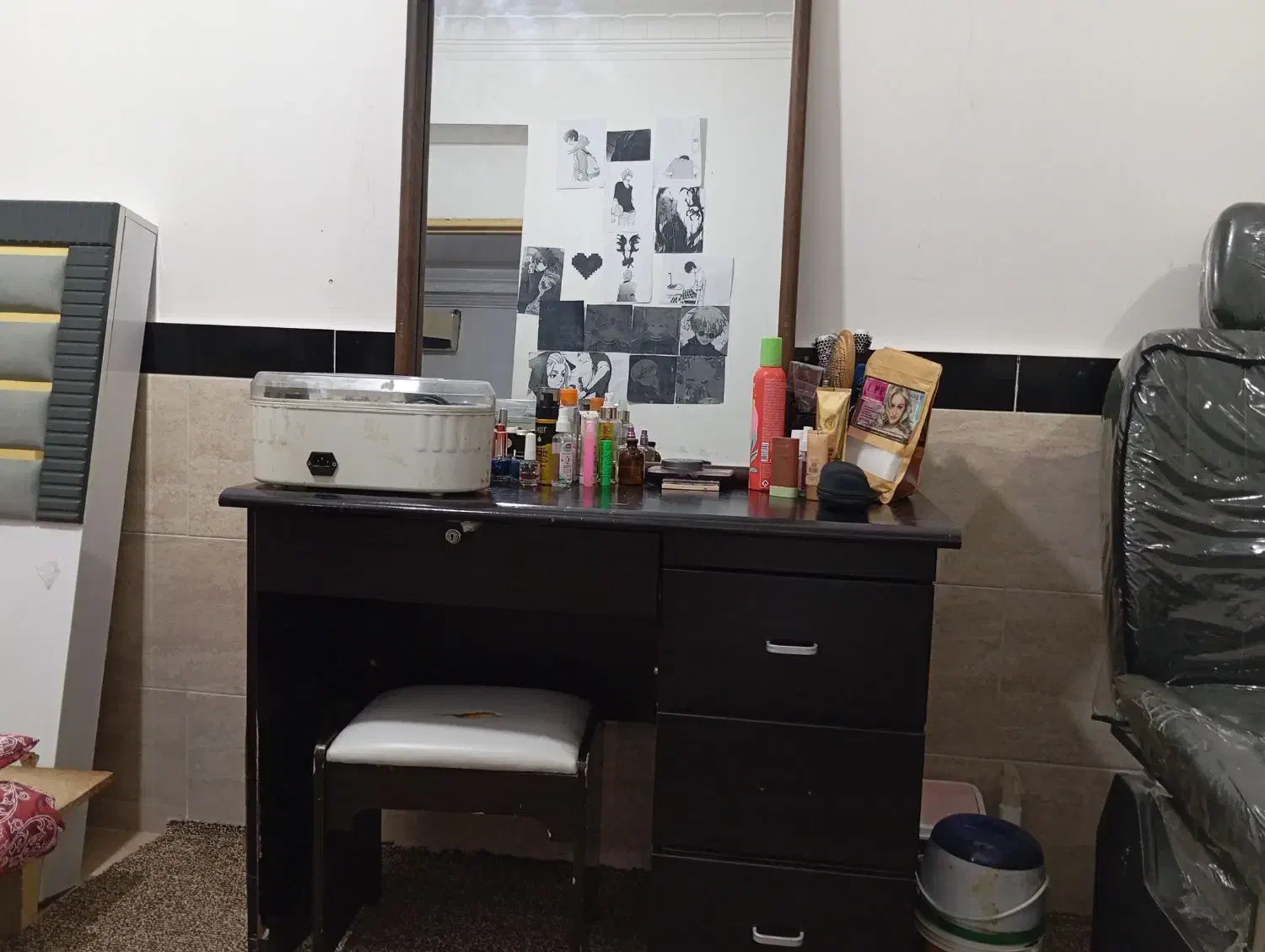 میز آرایش و صندلی آرایشگاه و دستگاه شمع|آرایشگاه و سالنهای زیبایی|قشم, |دیوار