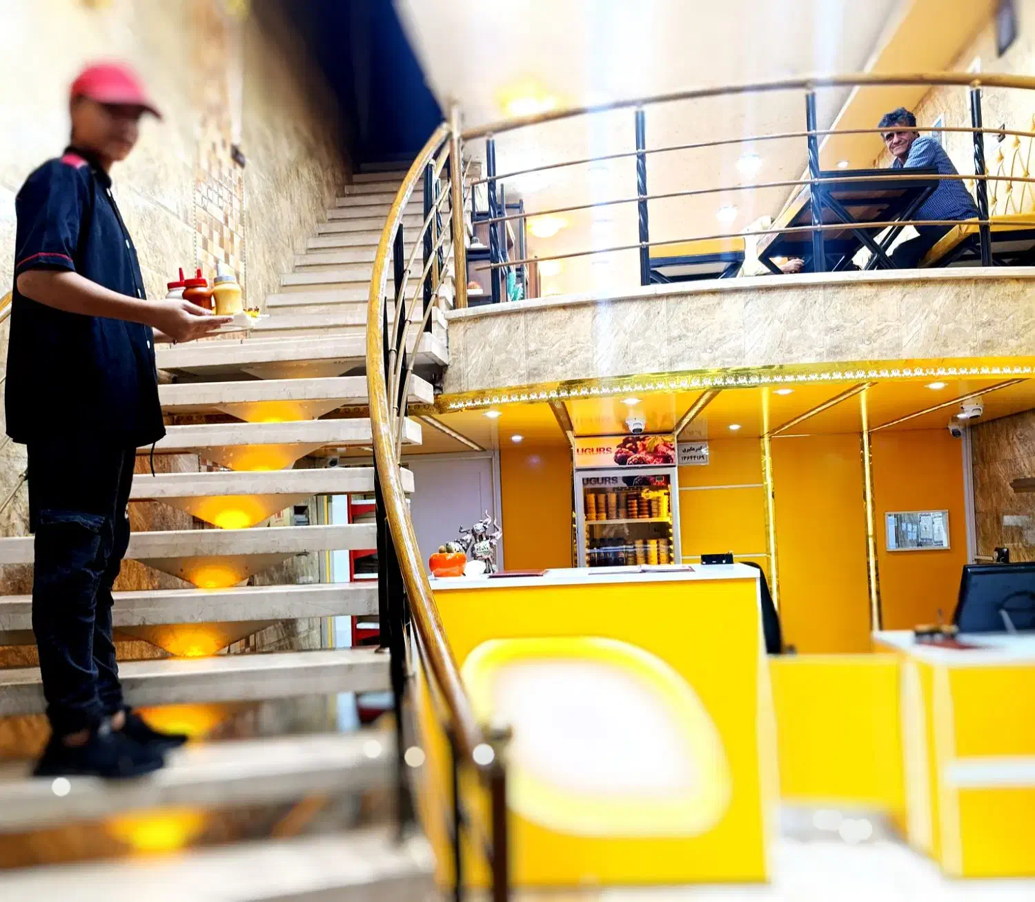 استخدام نیرو ساده آشپزخانه و صندوقدار پیتزا/سوخاری|استخدام خدمات فروشگاه و رستوران|یزد, |دیوار