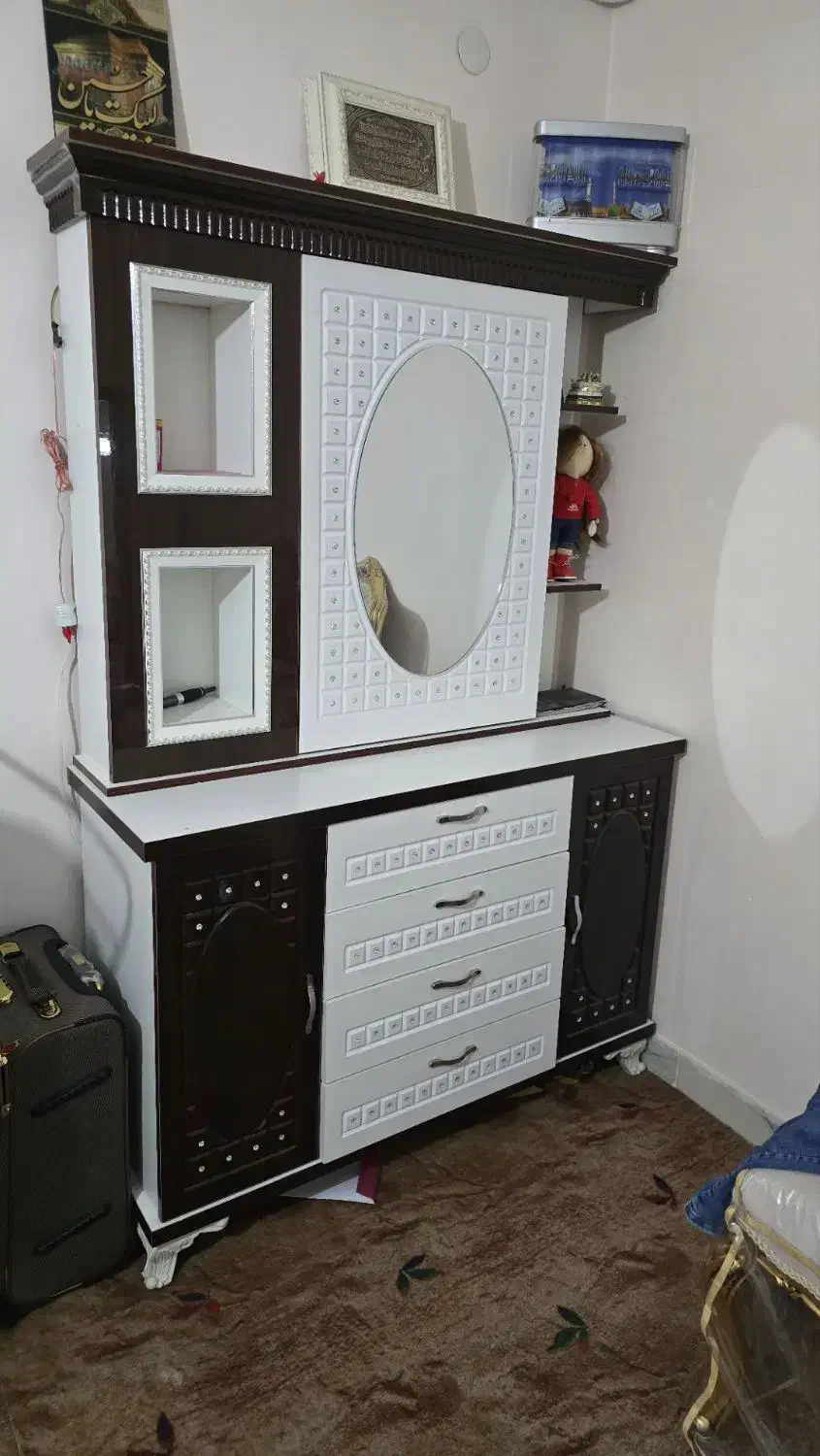 سرویس خواب در حد نو با میز آرایش|تخت و سرویس خواب|بیرجند, |دیوار