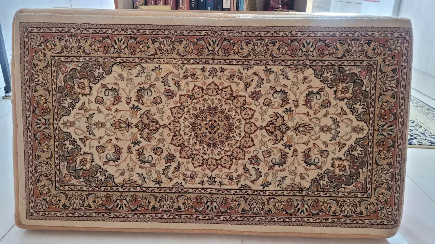 پشتی کرم رنگ|پشتی|همدان, |دیوار