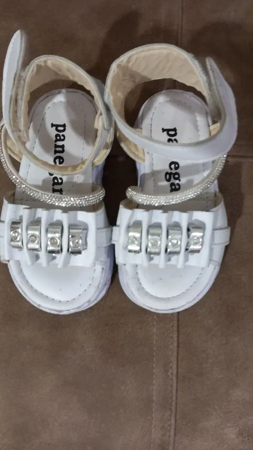 کفش|کفش و لباس بچه|خوی, |دیوار