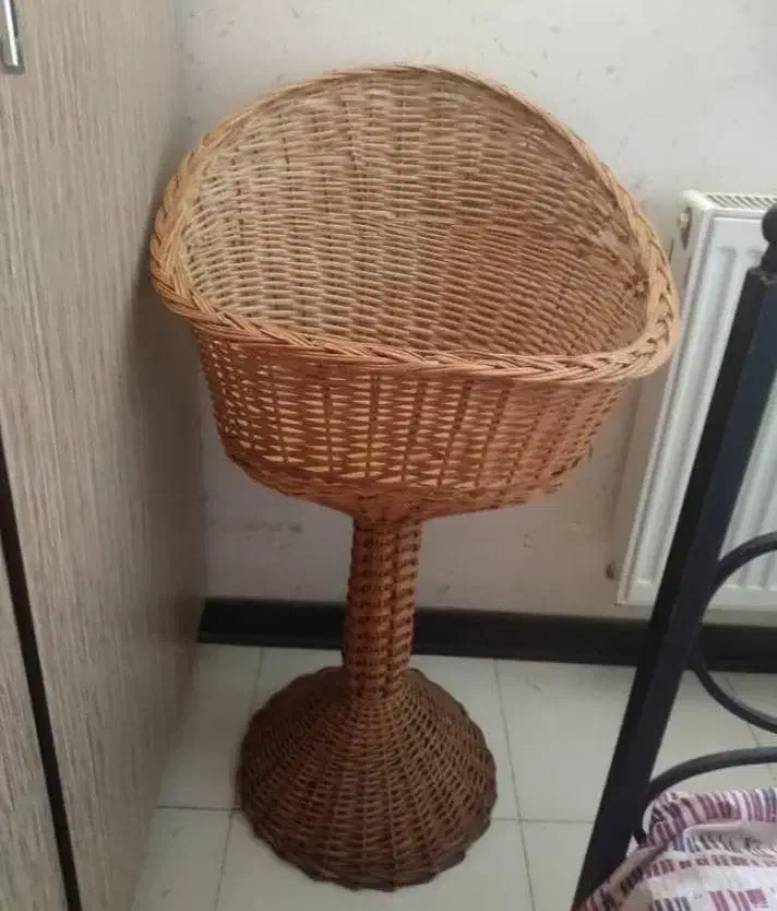 سبد حصیری پایه دار شمالی بزرگ|صنایع دستی و سایر لوازم تزئینی|اصفهان, باغ فدک|دیوار