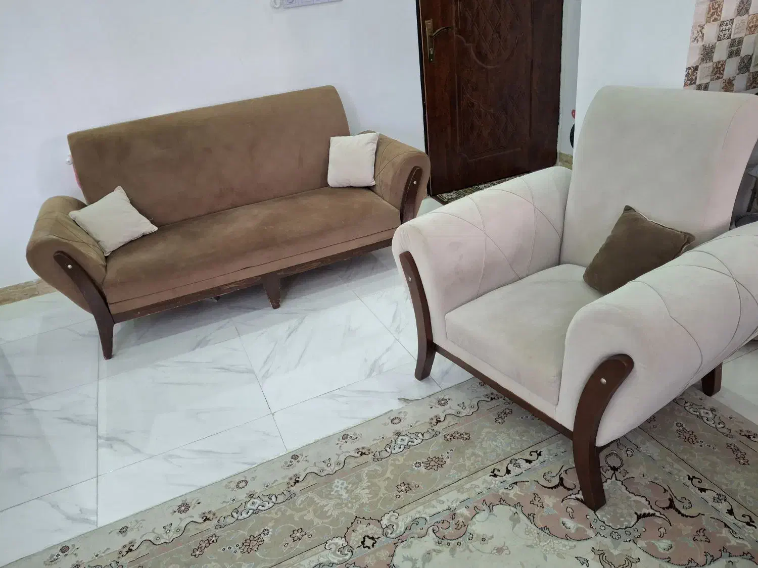 مبل سه نفره و تک‌نفره|مبلمان خانگی و میز عسلی|رشت, باهنر|دیوار