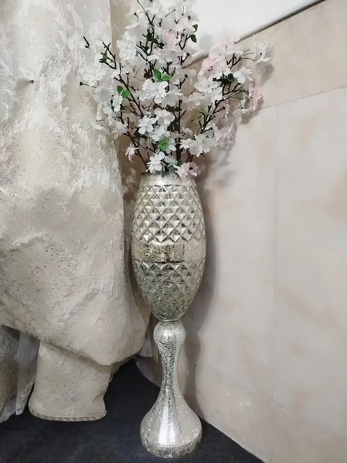 گلدان شیشه ای با گل|گل مصنوعی|قم, قلعه کامکار|دیوار