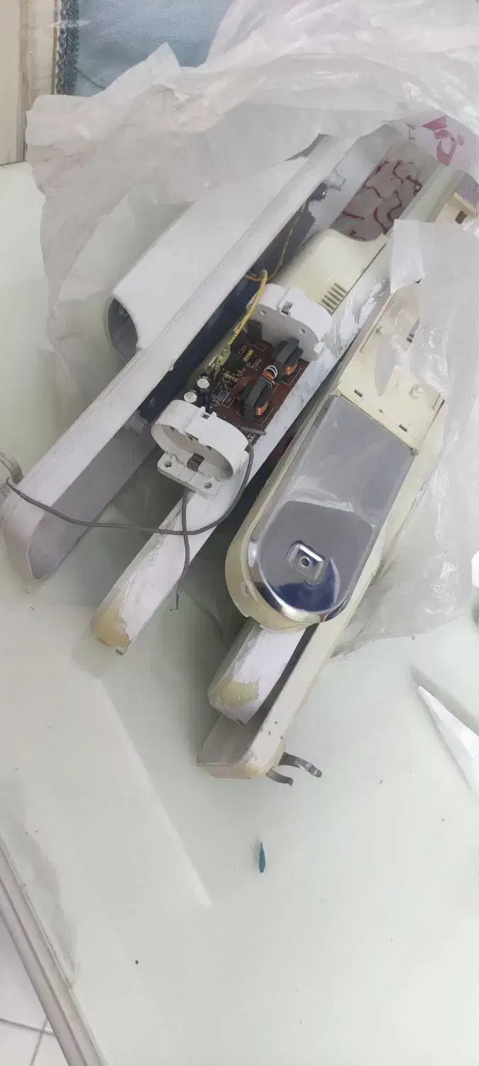 مهتابی و قاب.|لامپ و چراغ|مشهد, آیت الله کاشانی|دیوار