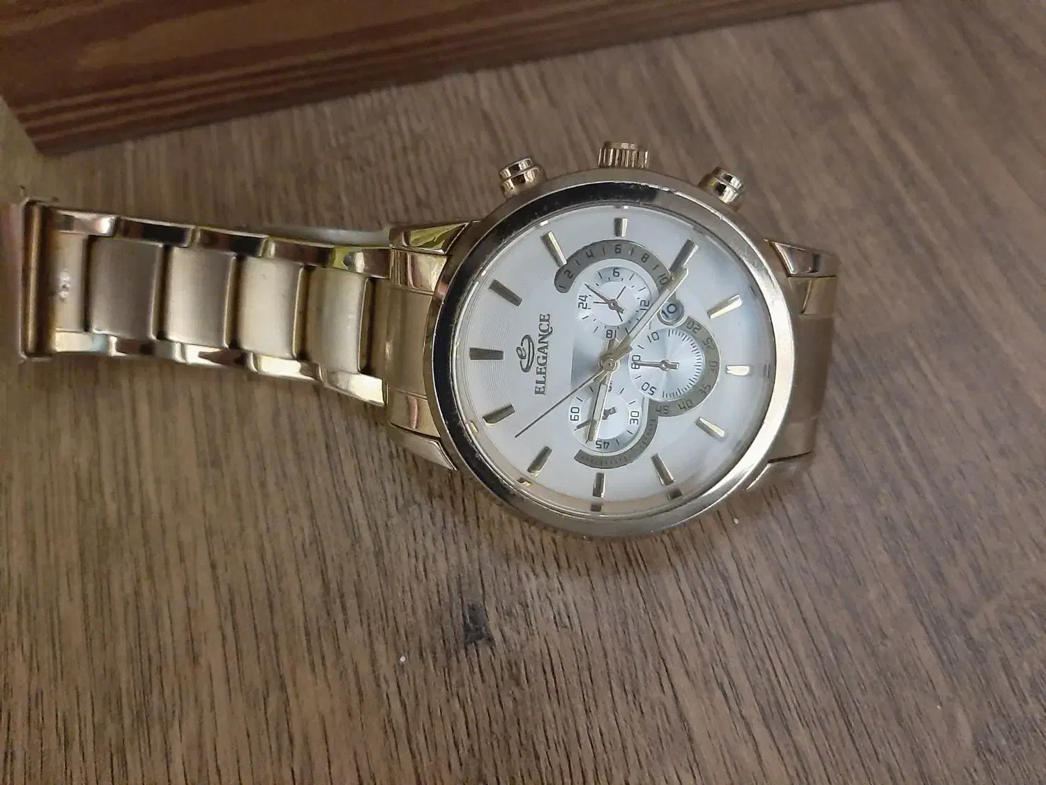 ساعت الگانس|ساعت|کرج, اصفهانی‌ها|دیوار