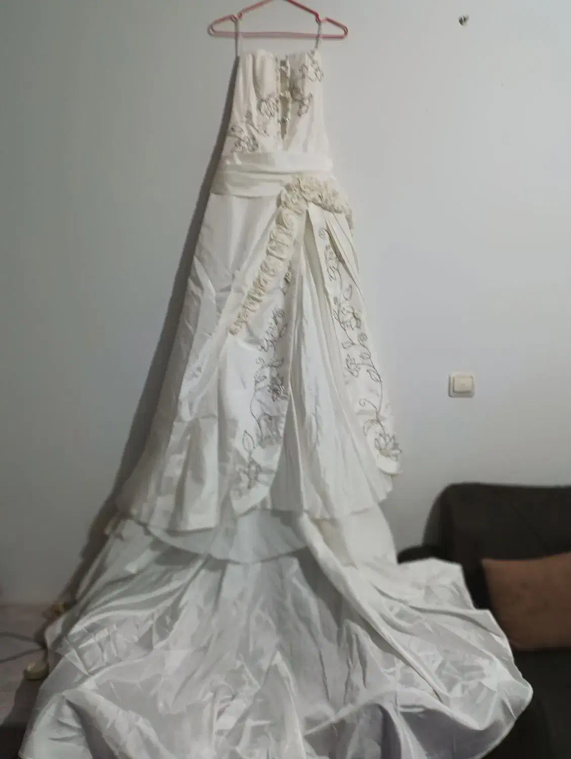 لباس عروس مدل قدیمی اما قشنگه دنباله دار هستش|لباس|کرج, حصارک بالا|دیوار