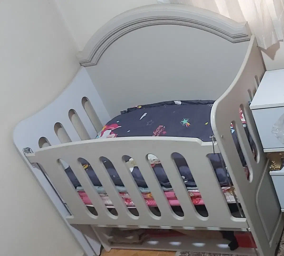 تخت کودک|تخت و صندلی بچه|رباط‌کریم, رباط‌کریم|دیوار