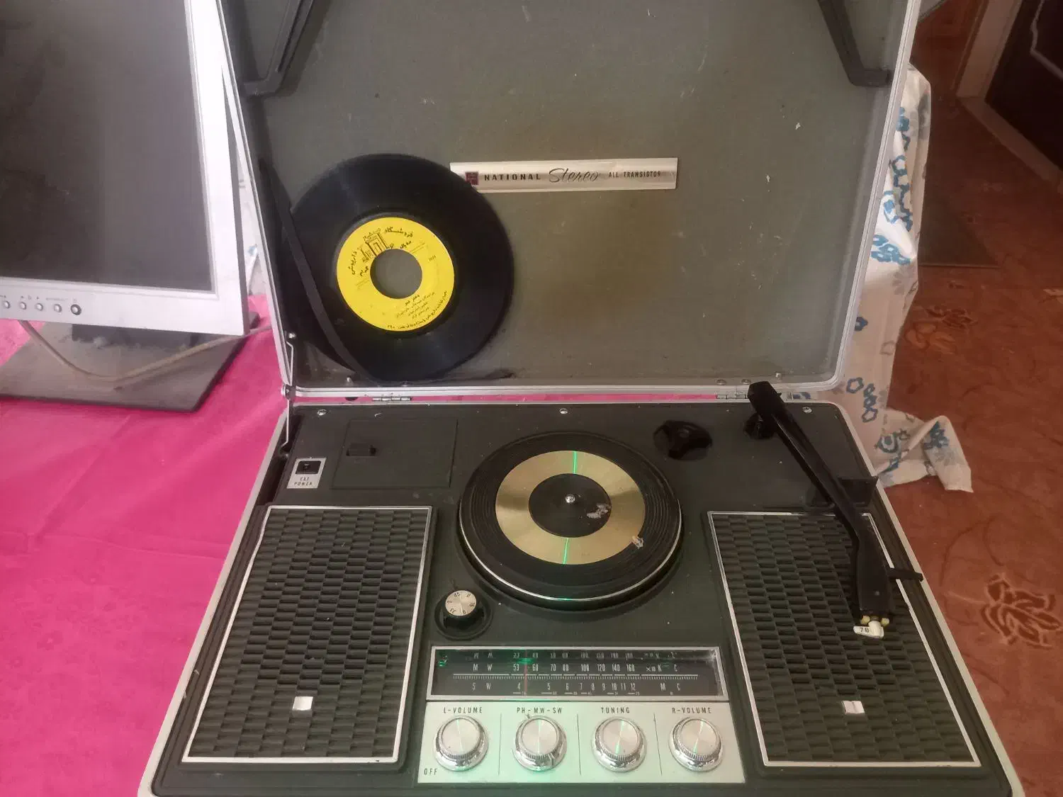 گرامافون + رادیو  گردشی کلکسیونی بسیار قدیمی|کلکسیون اشیاء عتیقه|گلپایگان, |دیوار