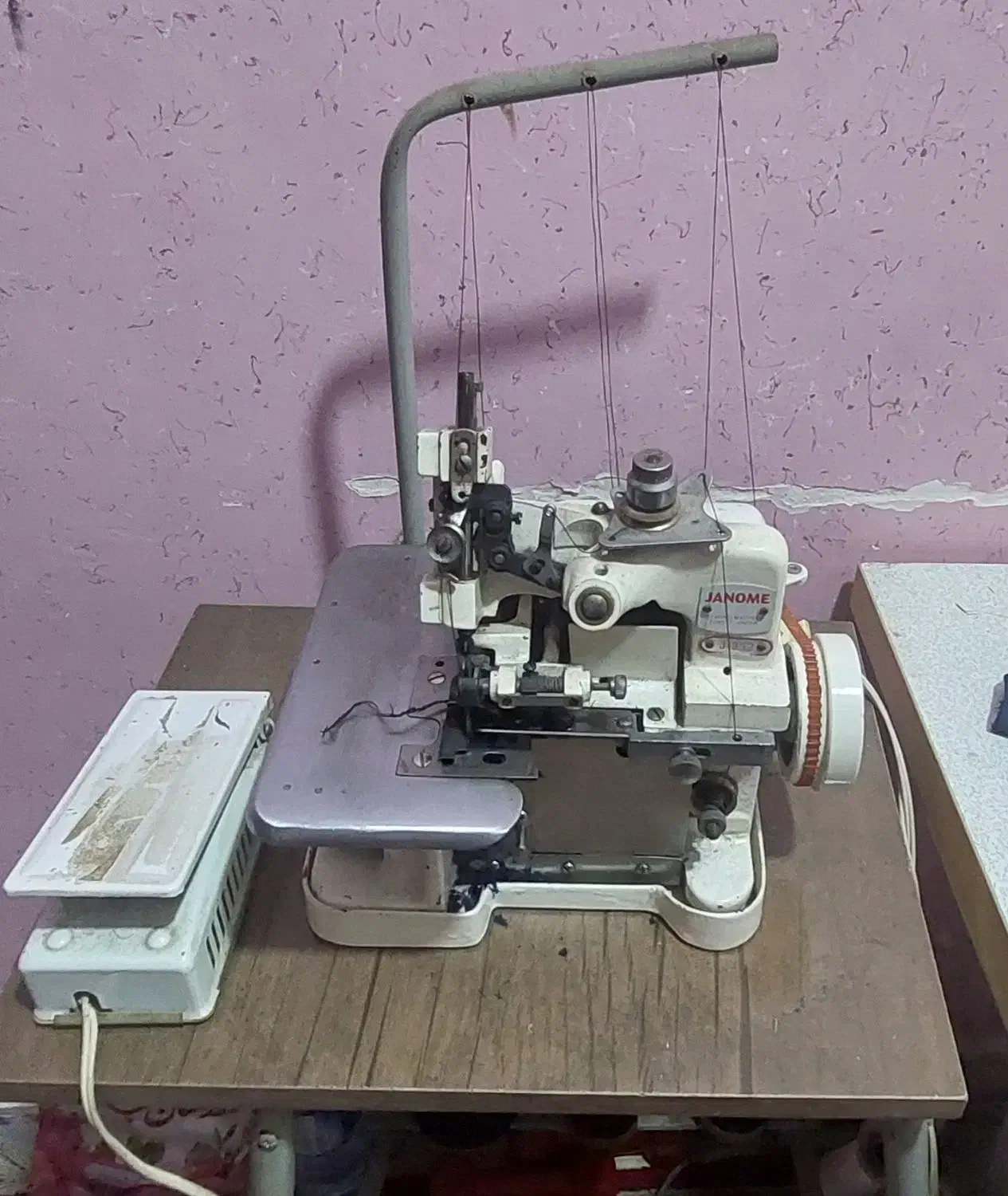 سردوز سه نخ ژانومه Janome ژاپن اصل همراه با میز|چرخ خیاطی و ریسندگی|اهواز, کمپلو جنوبی|دیوار
