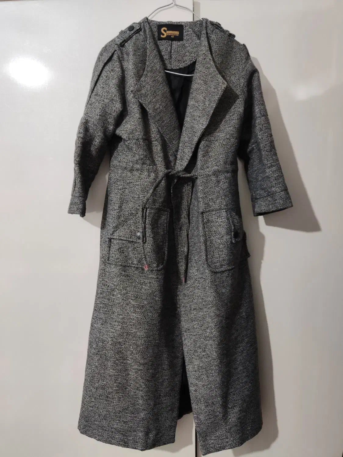 یک عدد کاپشن دوعدد پاییزه و پالتو|لباس|میانه, |دیوار