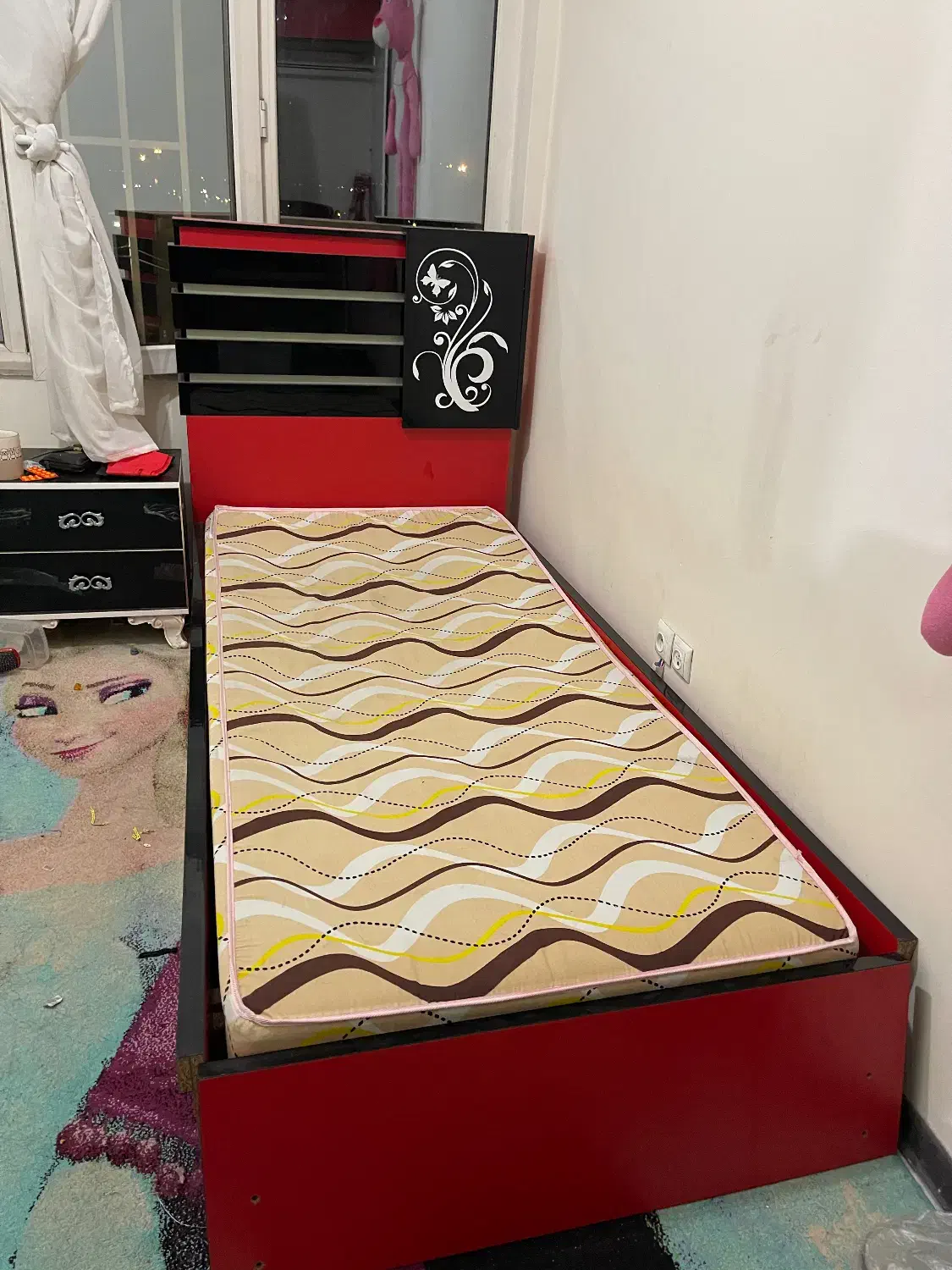 تخت نوجوان وقالیچه انا والسا باهم قیمت ۶ تومن|تخت و صندلی بچه|کرمان, |دیوار