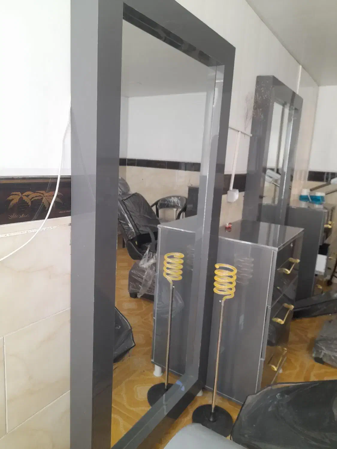 دکور وسایل ارایشگاه زنانه|آرایشگاه و سالنهای زیبایی|سنندج, |دیوار