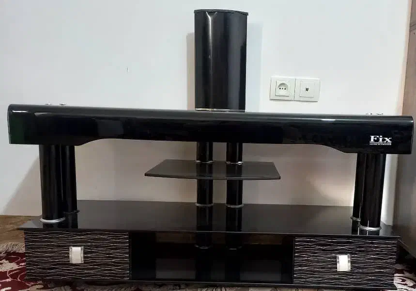 آینه و میز تلویزیون کاملا سالم در حد نو|مبلمان خانگی و میز عسلی|آبدانان, |دیوار