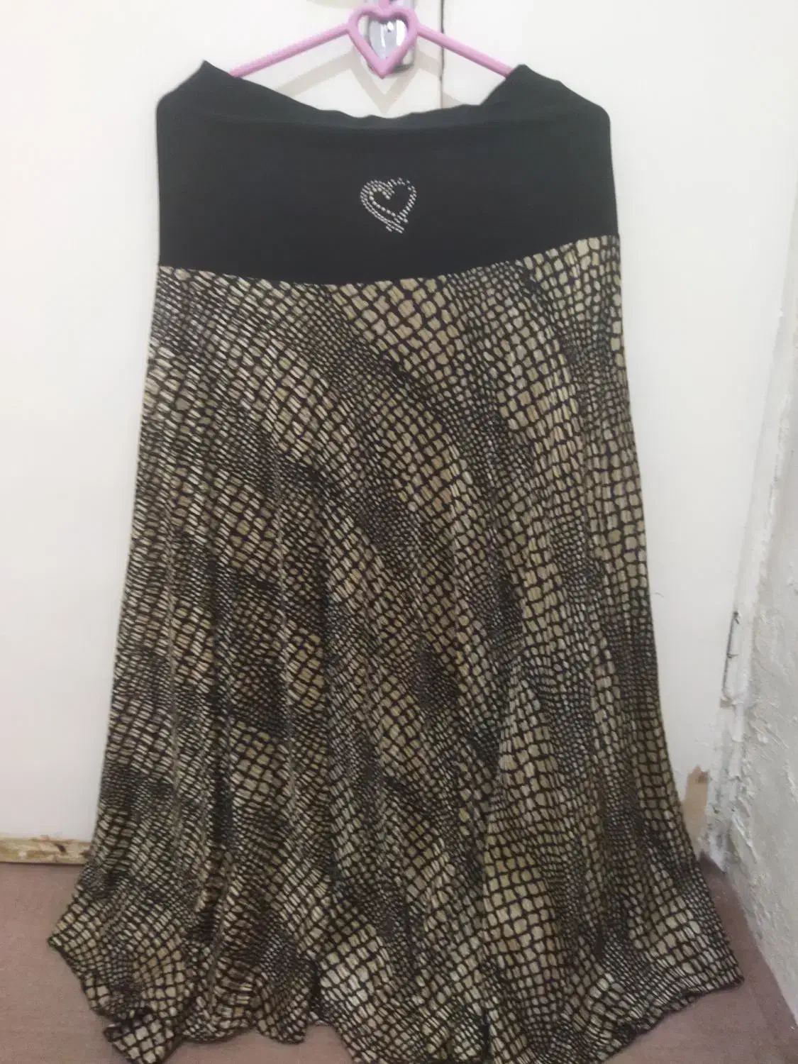 سه عدد دامن|لباس|شیراز, لشکری|دیوار