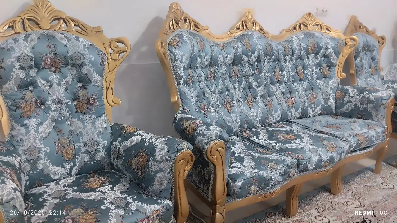 مبل سلطنتی سالم و بسیار تمیز|مبلمان خانگی و میز عسلی|بردسکن, |دیوار