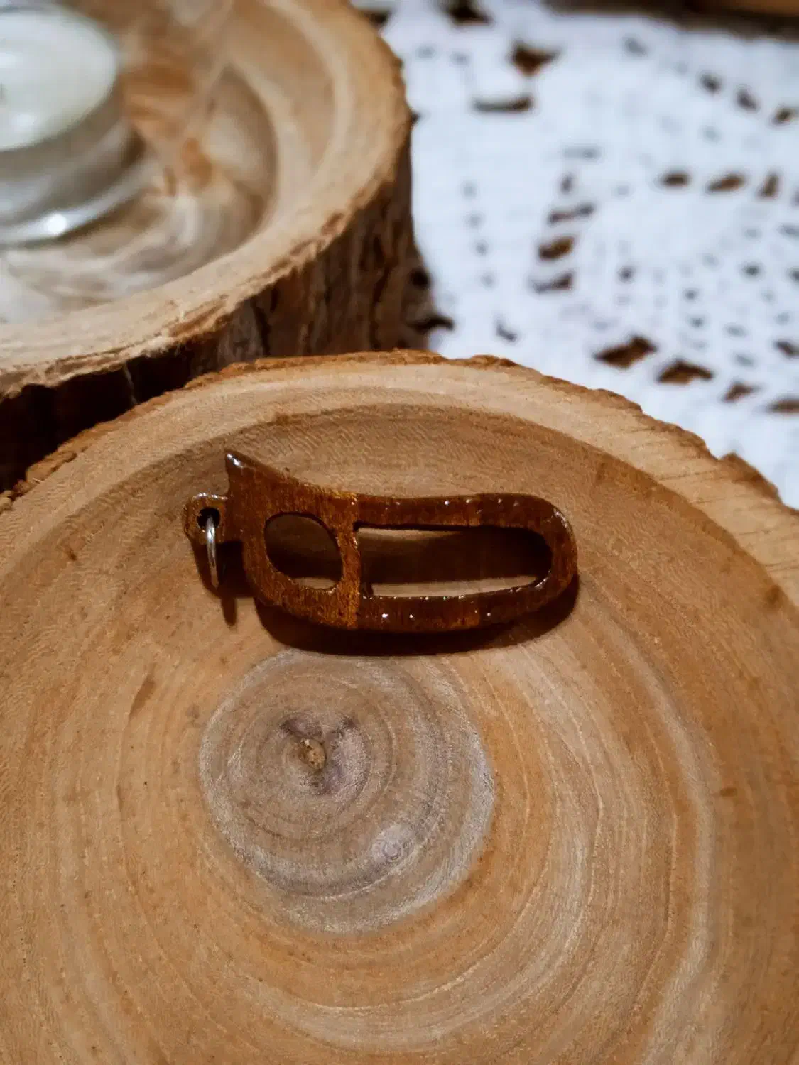 (۸۱)پلاک گردنبند دست‌ساز چوبی|بدلیجات|رشت, جانبازان|دیوار