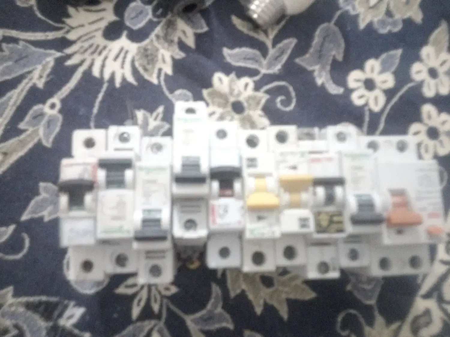 لوازم برقی لامپ کم مصرف ودکوری وسرپبچ وجعبه تقسیم|لامپ و چراغ|چهارباغ, |دیوار