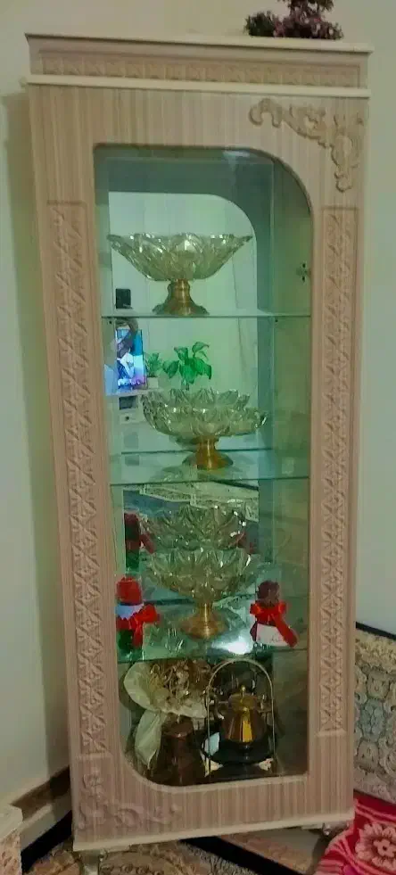 یک‌عدد بوفه و‌اینه و‌میز|بوفه، ویترین، کنسول|سبزوار, علمدار|دیوار