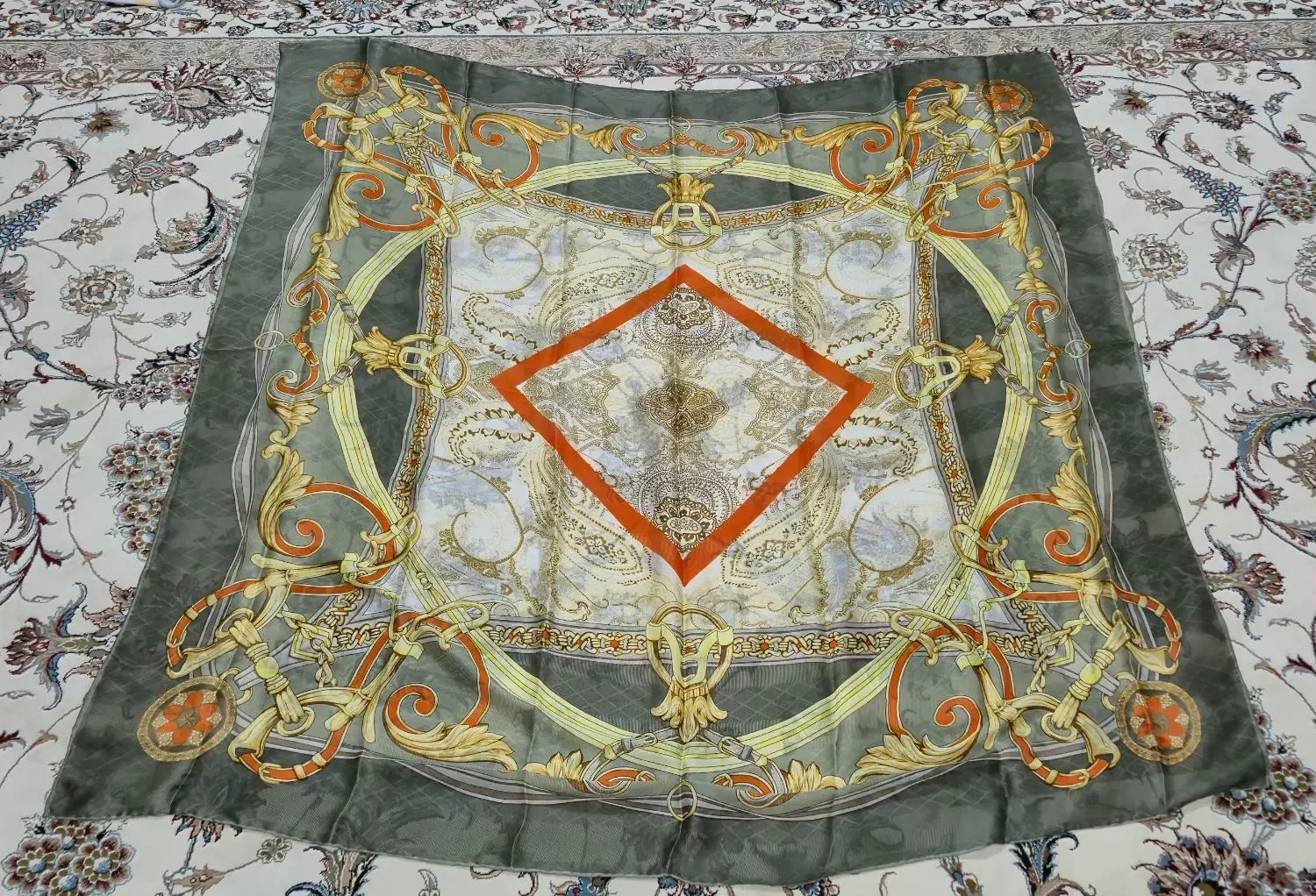 روسری|لباس|صومعه‌سرا, |دیوار