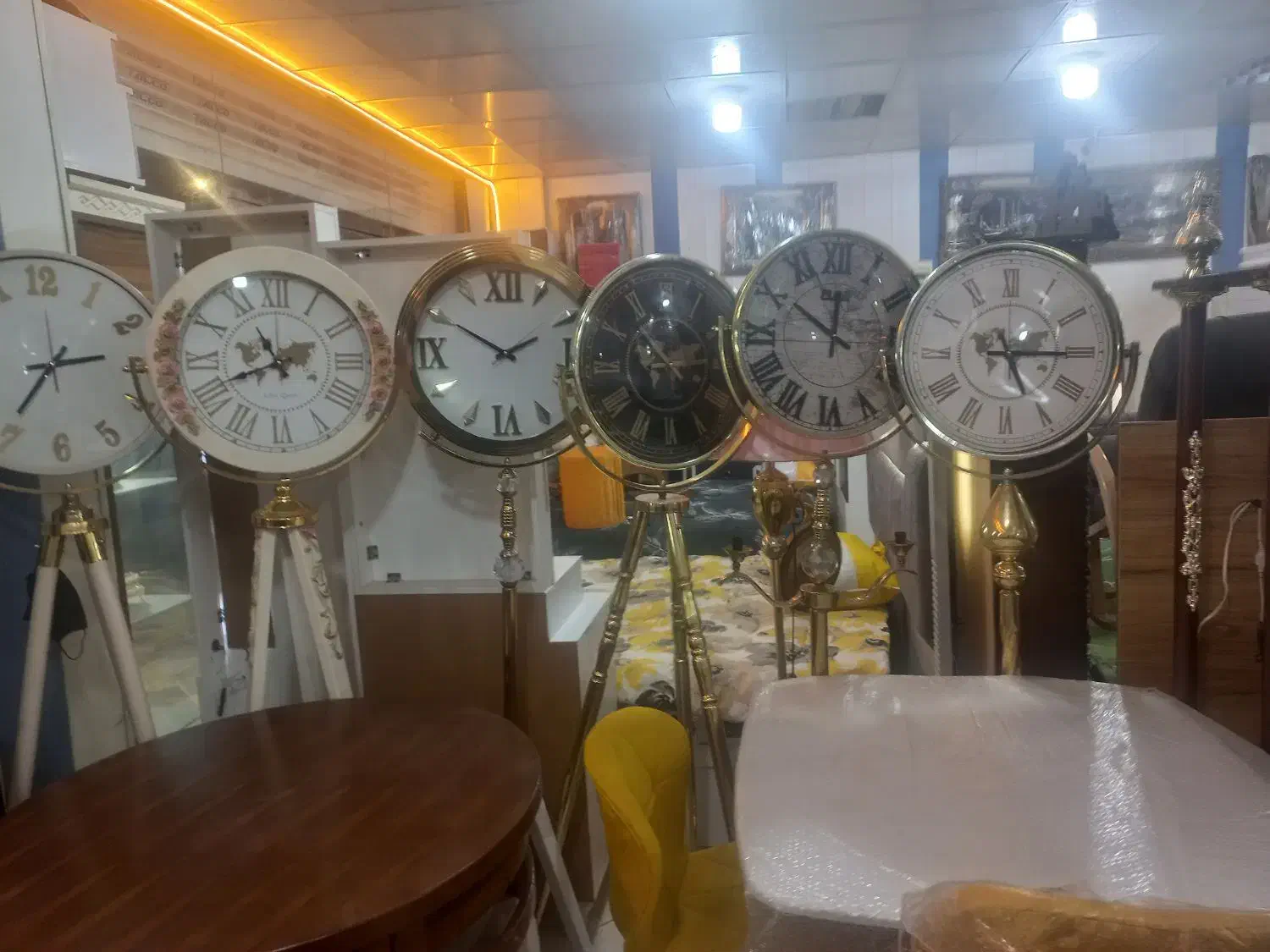 ساعت ایستاده کلیه اجناس به صورت حراج میباشد|ساعت دیواری و تزئینی|بندرعباس, |دیوار