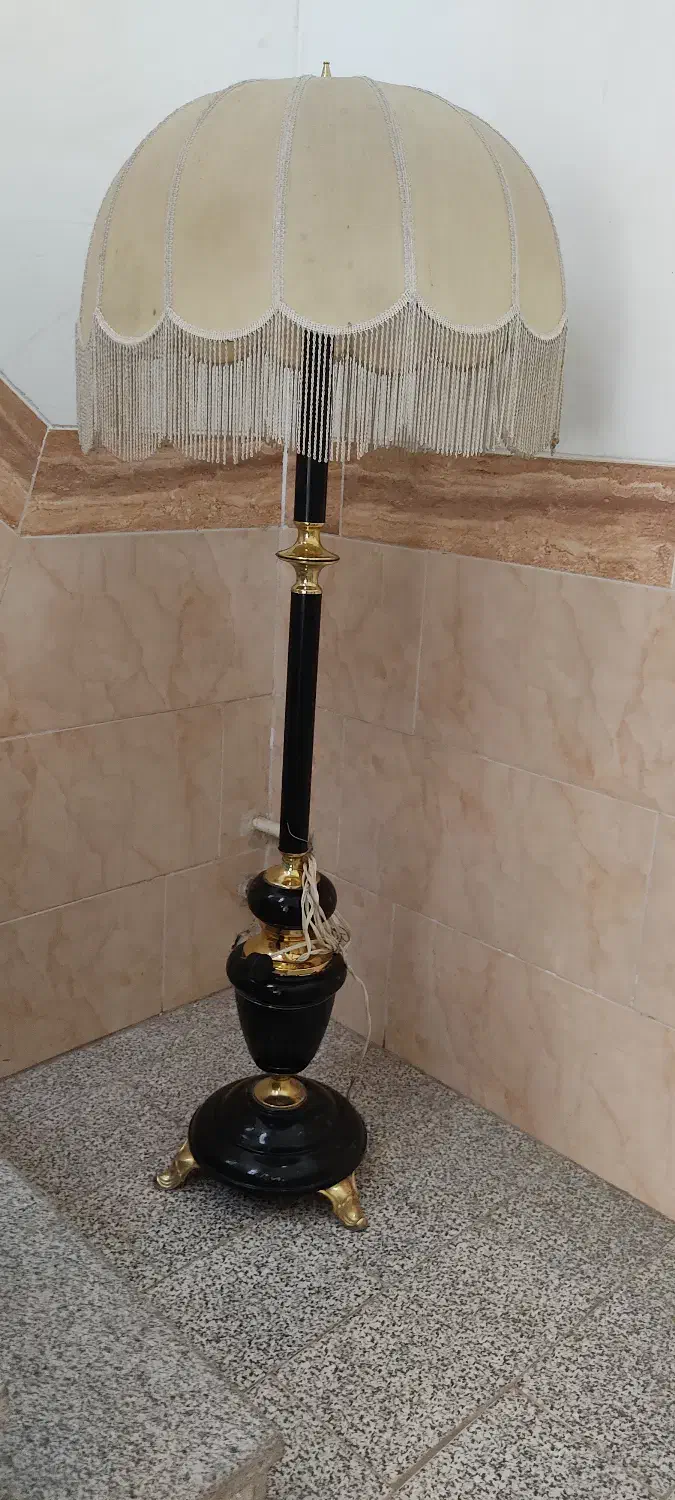 آباژور ایستاده قدیمی و کلاسیک|چراغ خواب و آباژور|یزد, |دیوار