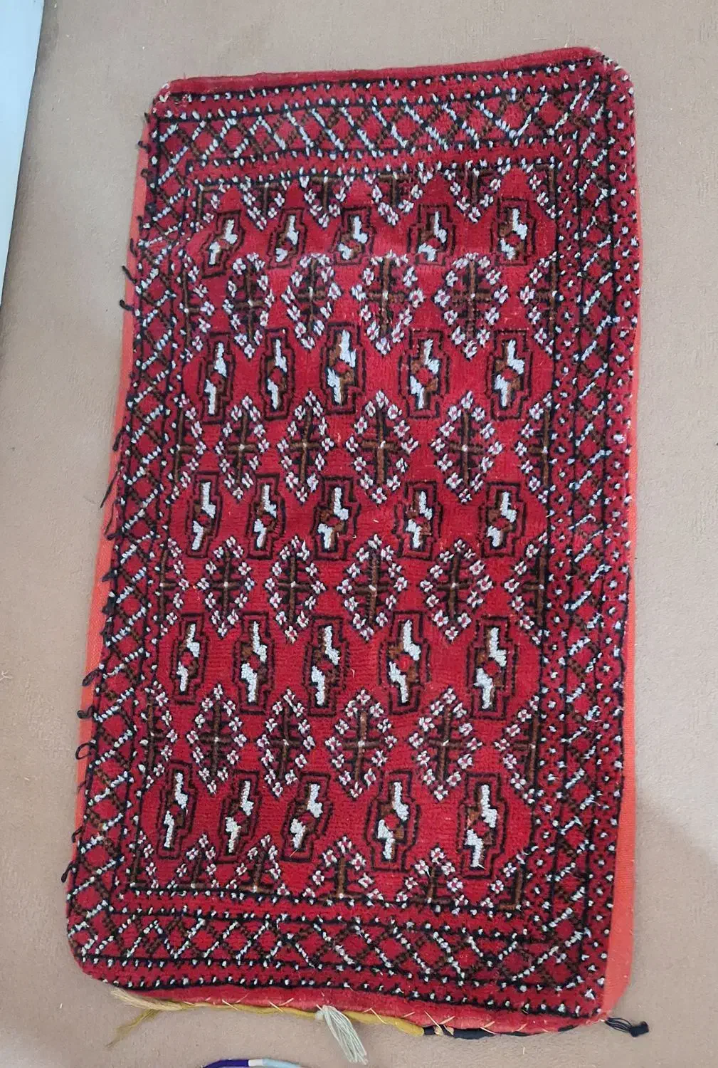 پشتی فرش که میشه به عنوان پادری استفاده کرد|پادری|اصفهان, رکن الدوله شرقی|دیوار