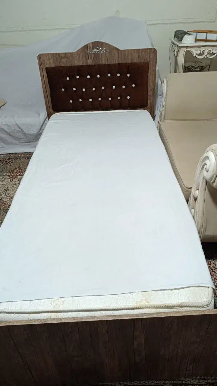 تخت یه نفره سایز 2در 90 همراه تشک|تخت و سرویس خواب|شاهینشهر, مخابرات (شهید بهشتی)|دیوار