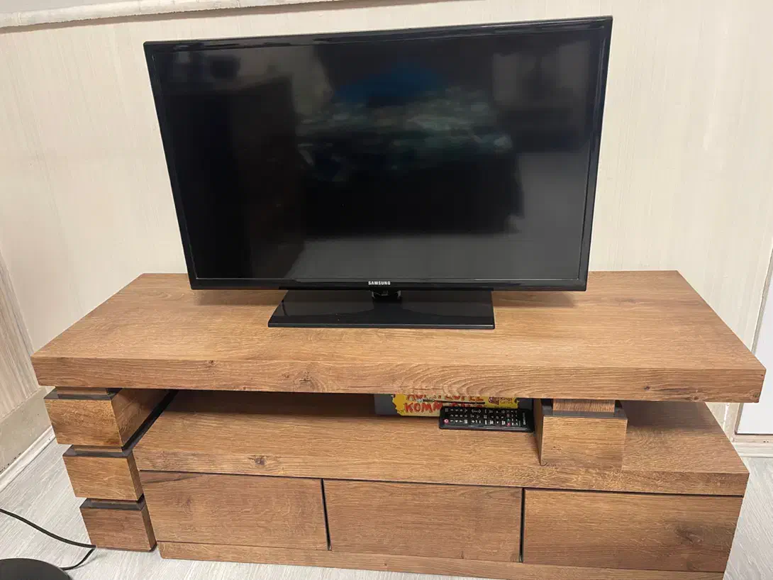 تلوزیون ۳۲ اینچ|تلویزیون و پروژکتور|شیراز, فرهنگ شهر|دیوار