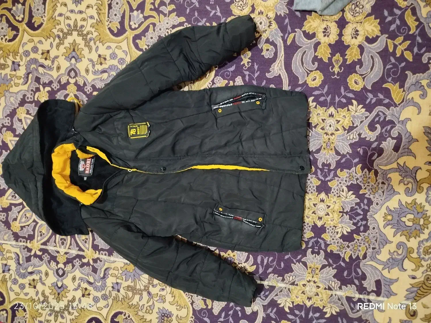 کاپشن مشکی|لباس|شیراز, قلعه نو|دیوار