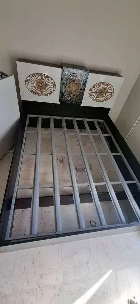 تخت دو نفره + میز ارایشی(قیمت عالی)|تخت و سرویس خواب|تهران, سازمان برنامه جنوبی|دیوار