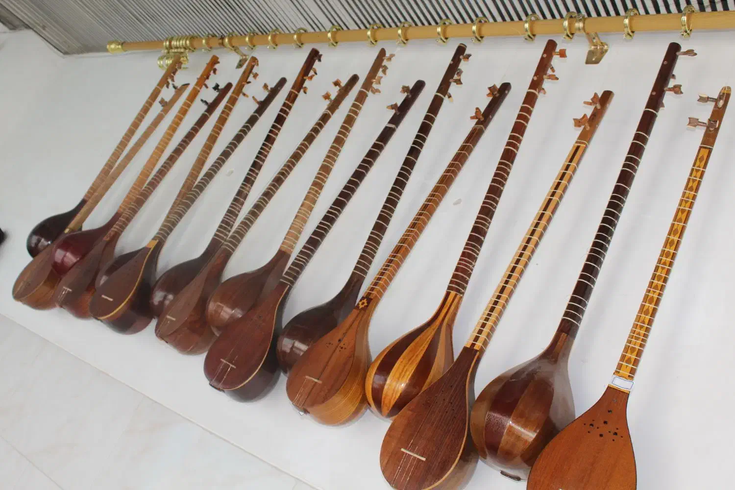 سه تار کبودرآهنگ|سازهای سنتی|کبودرآهنگ, |دیوار