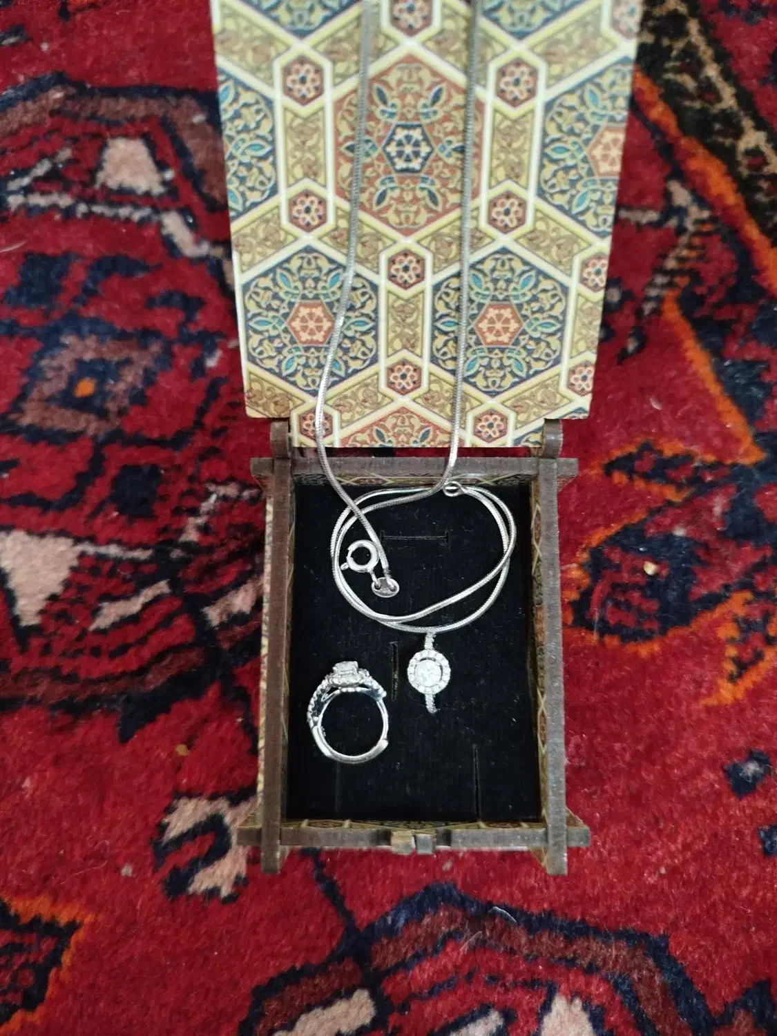 گوشواره وزنجیر|بدلیجات|کرج, ساسانی (قلمستان)|دیوار