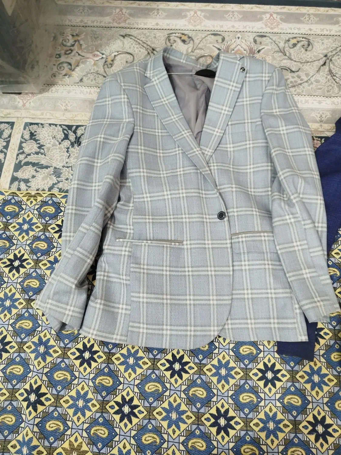 سه عدد کت|لباس|خاش, |دیوار