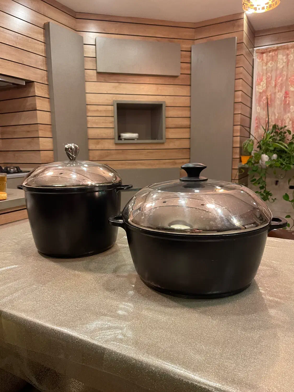 قابلمه بزرگ چدن|ظروف پخت‌وپز|کرمانشاه, |دیوار