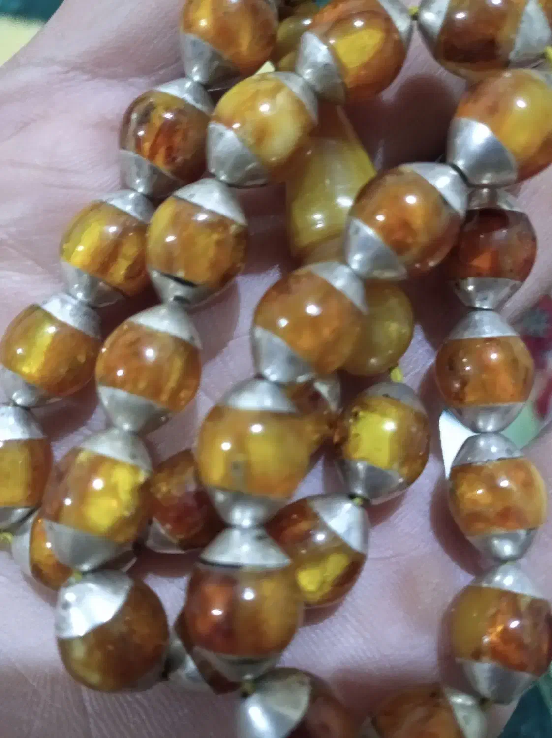 تسبیح کهربا ی طبیعی اصل همراه نقره ،|کلکسیون اشیاء عتیقه|دهگلان, |دیوار