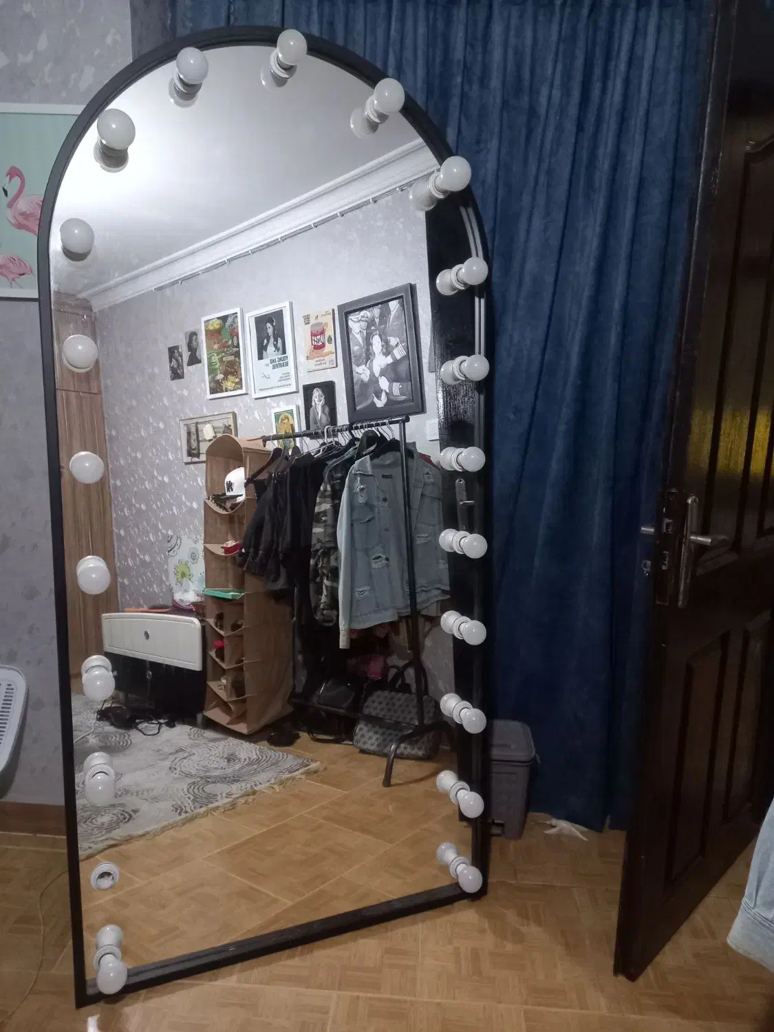 یک آینه قدی چراغدار|آرایشگاه و سالن‌های زیبایی|رشت, آب و برق|دیوار